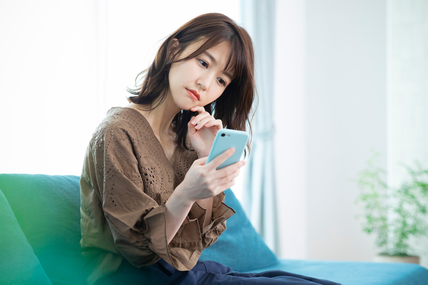 女性　スマホ　スマートフォン　携帯　携帯電話