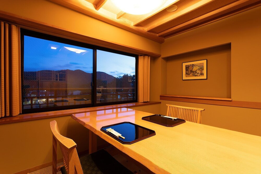 客室内のダイニングエリア