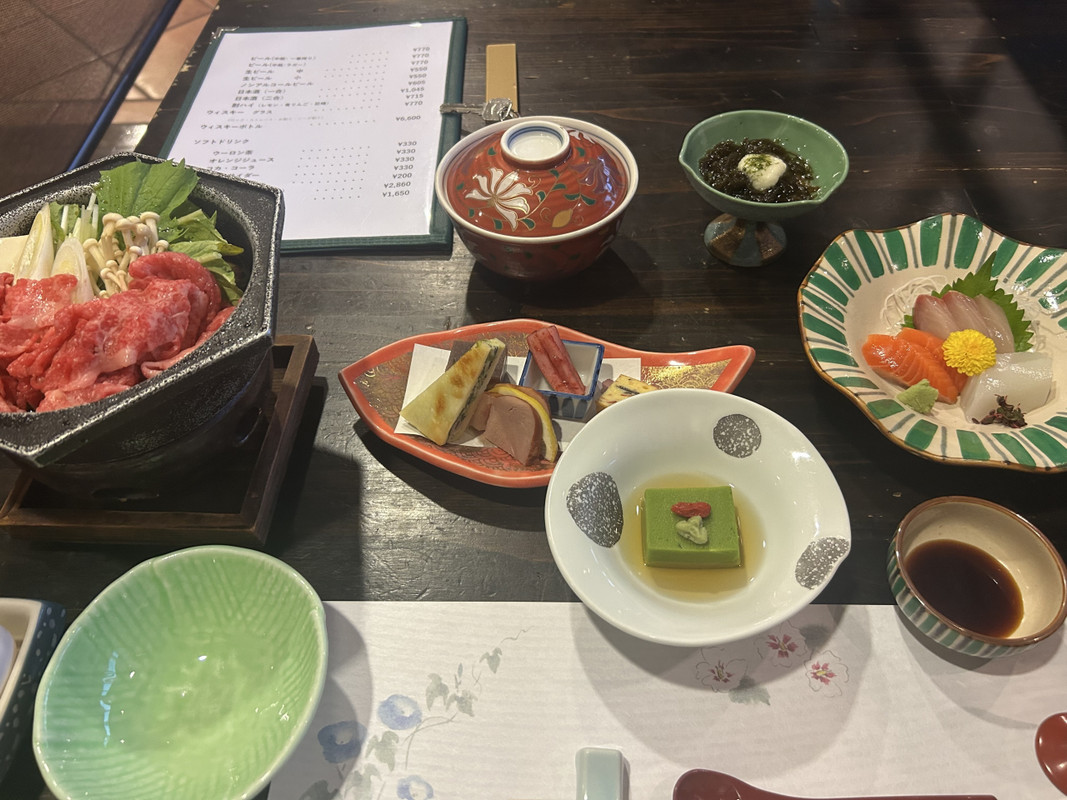 夕食。このほかに茶碗蒸し、ほうとう、ご飯味噌汁漬物、天ぷら等