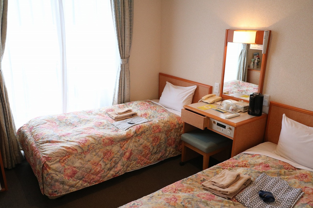 ビジネスホテル並みの狭い客室