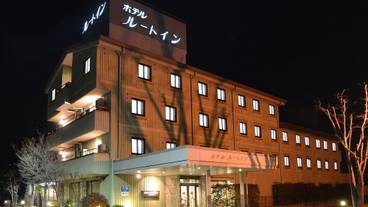 施設の正面 (日没後) / 1