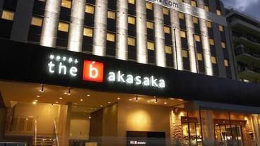 施設の正面 (日没後) / 1