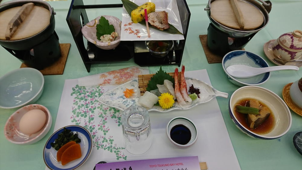 夕食はすき焼き鍋がメインの、ごくごく普通の和定食。