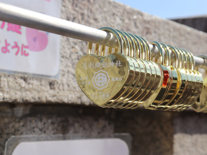 大切な誰かを想いながらハート形の鍵をロック。恋人とのご縁だけでなく、友情の印としても◎