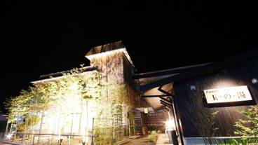 施設の正面 (日没後) / 2