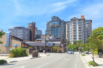 [Ishikawa] onsen Town under sunny skies