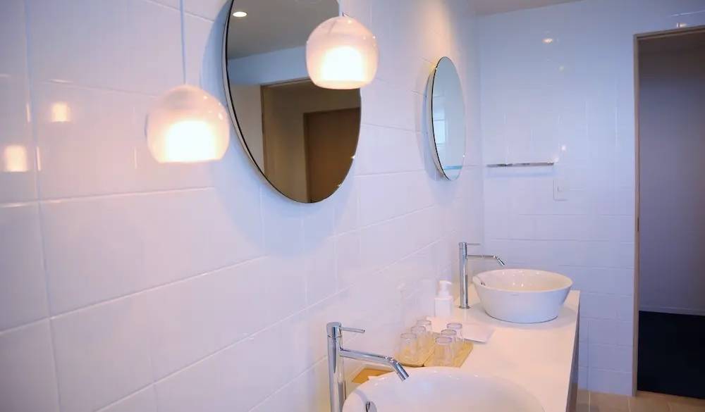 大人数での宿泊に嬉しい2つの洗面台。洗練されたインテリアに囲まれて、朝の身支度も焦ることなくできますよ。