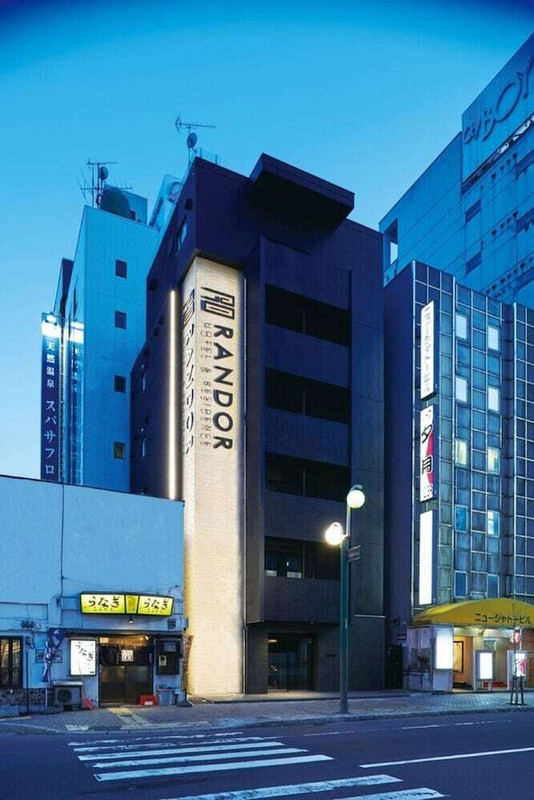 施設の正面 (日没後)