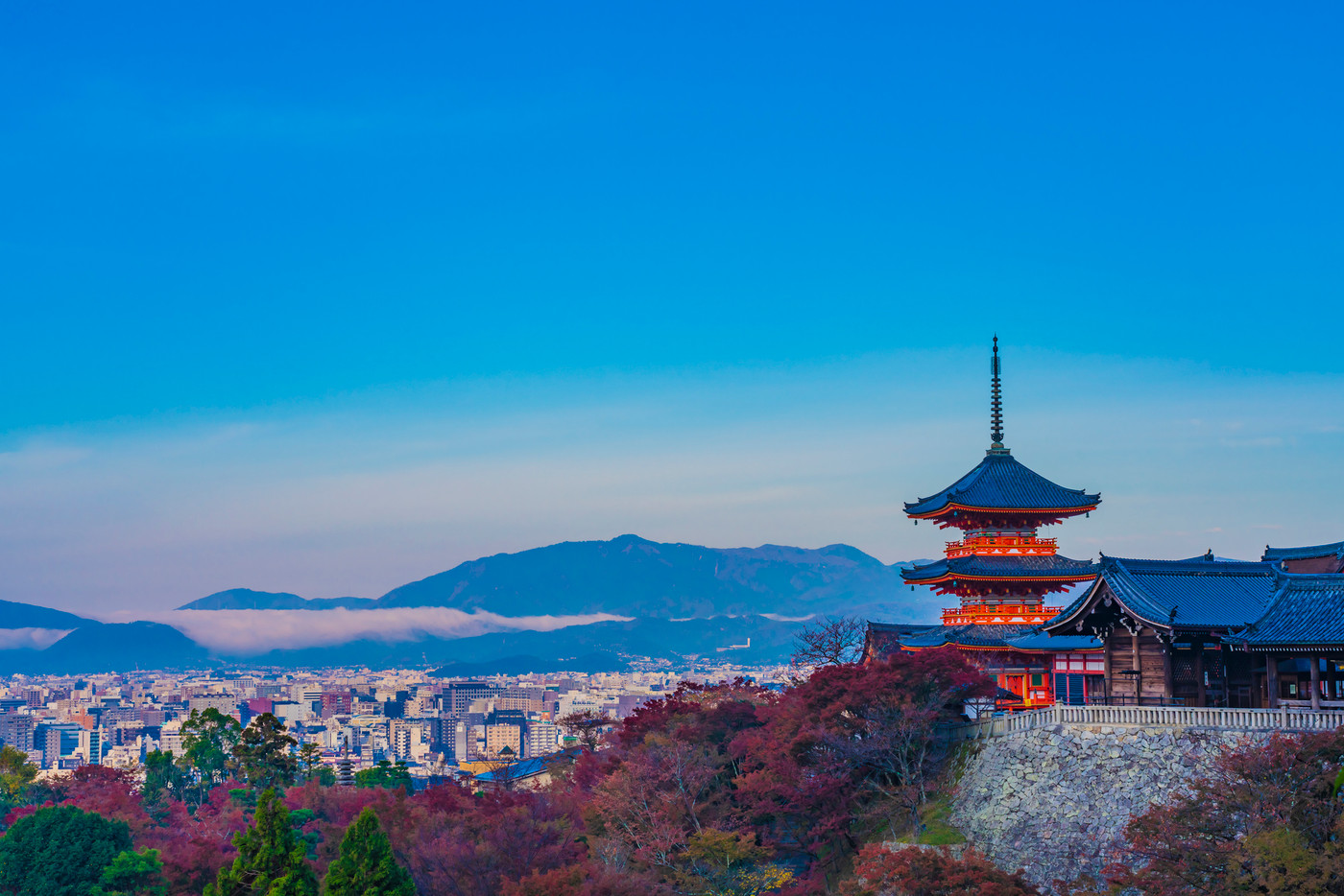 京都　秋の清水寺　三重塔　　