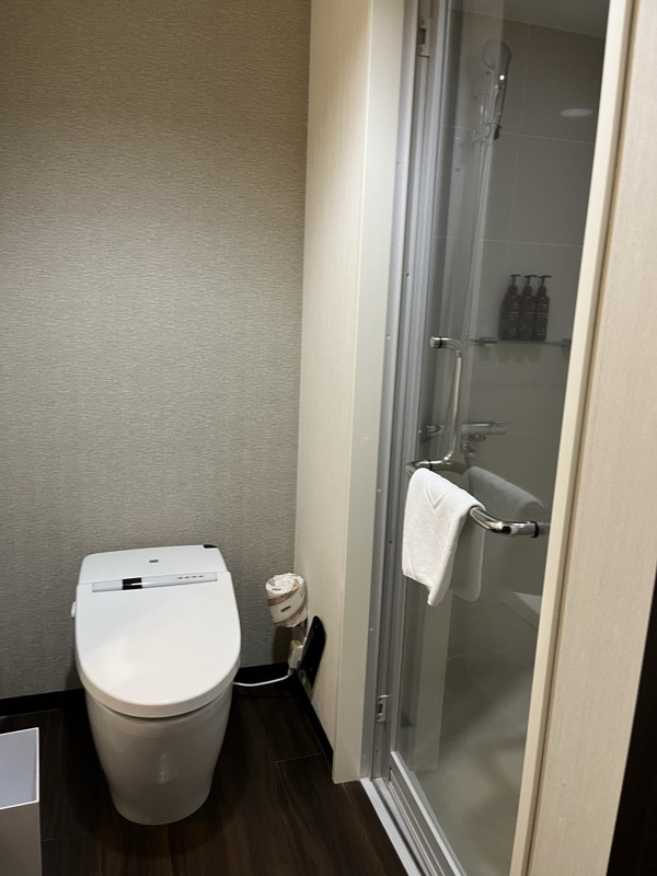 シャワールームです。別階に６人くらいでいっぱいの中浴場あり