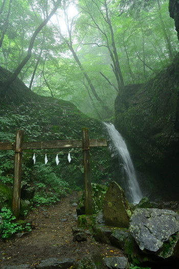 霧の御岳山ロックガーデン　綾広の滝に鳥居