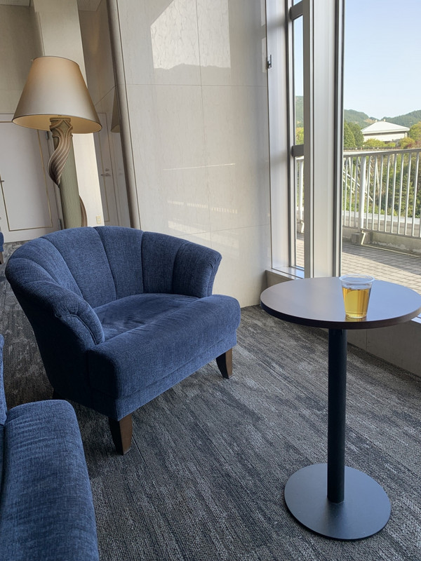 ラウンジの窓際で、一服