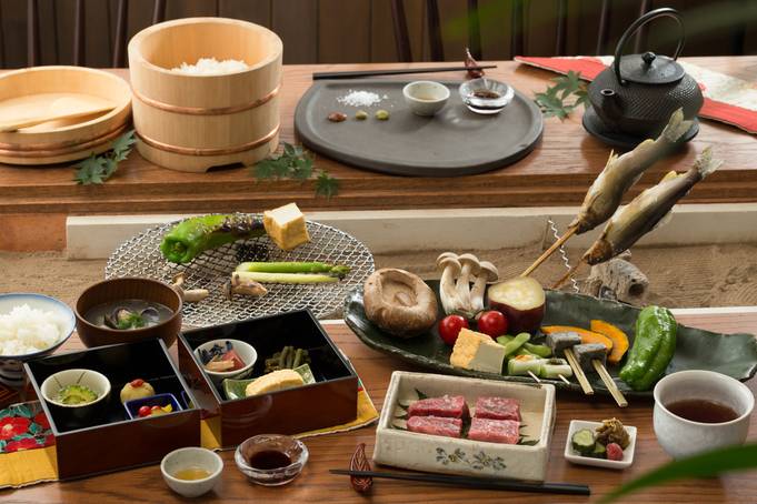 「囲炉裏ラウンジ」で
香ばしい朝食を / 1