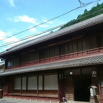 歴史ある老舗の温泉宿でくつろぐ3964915