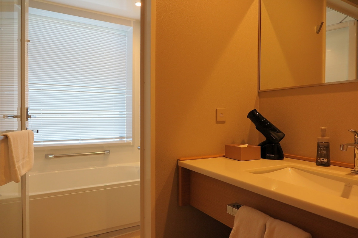 洗い場付きの浴室、大きな窓が嬉しい