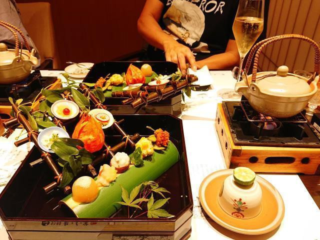 「瑞宝単光章」受章の料理人である館主・大田忠道が手掛ける料理の数々。館主自ら探し求めたという全国各地の厳選食材を、さまざまなパフォーマンスで至高の味わいに仕上げる / 1