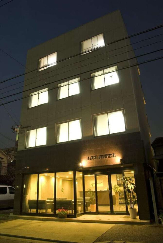 施設の正面 (日没後)