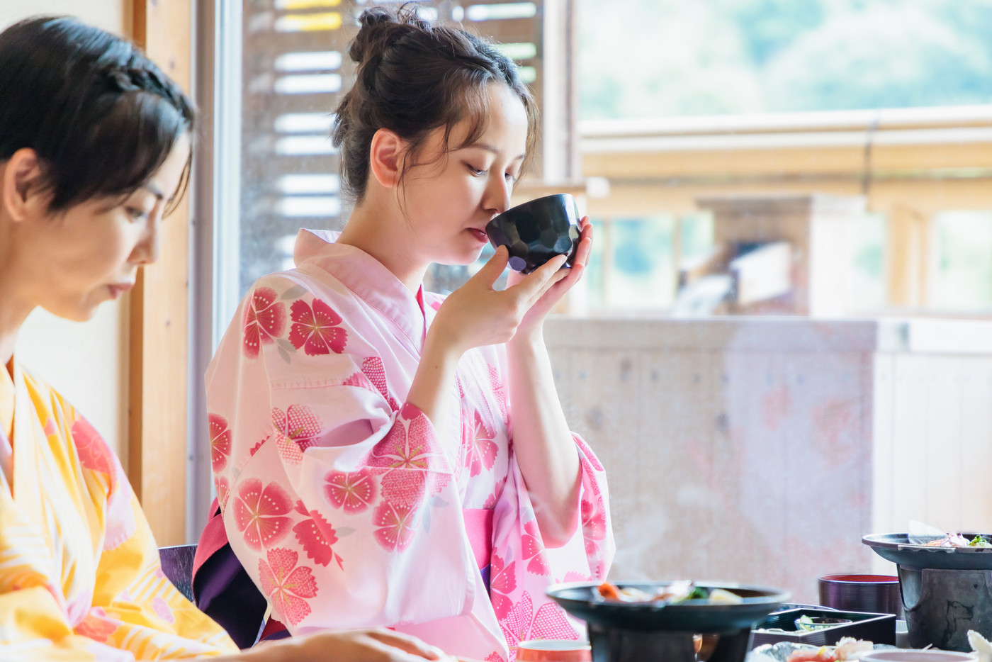 温泉旅館で食事をする女性 女子旅