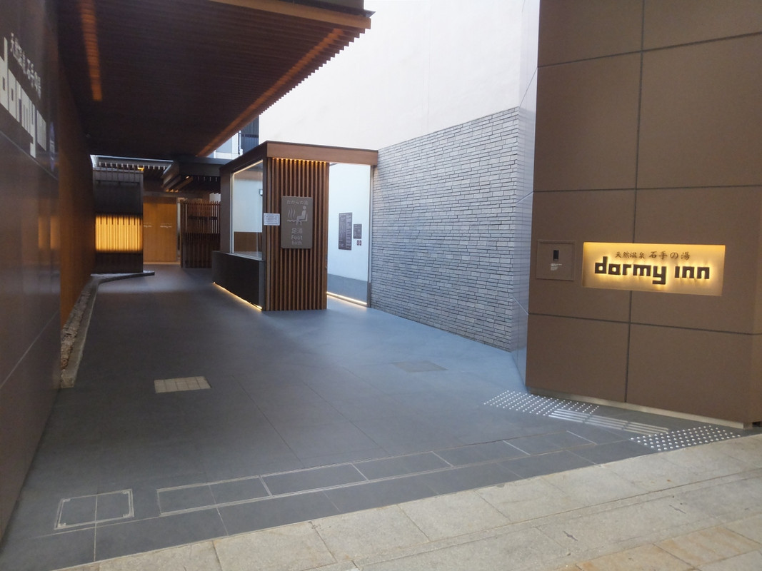 ホテル入り口の様子（大街道商店街直結です）