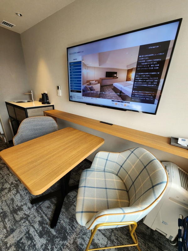 大きなテーブルとソファー