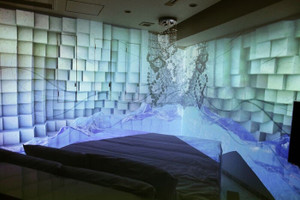 美しい映像に包まれるお部屋も