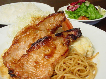 「厳選洋食さくらい」料理 699637 はちみつで一週間マリネした黒豚をジンジャーソースで焼き上げました。この豚のカツサンドも美味しいです。