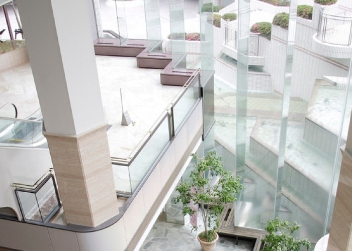 優しい光が降り注ぐ吹き抜けのガラス張りロビー。外に見える広瀬川の清流をモチーフにした滝に心も癒される