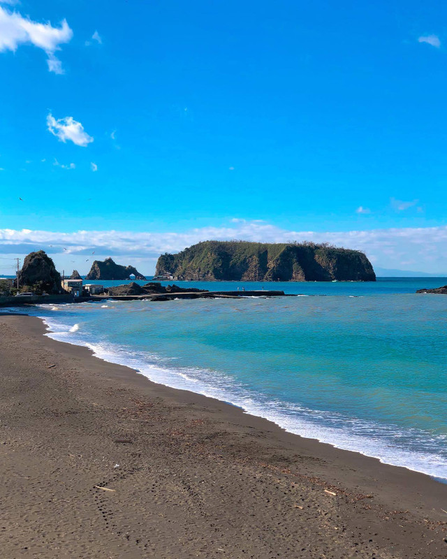 目の前は勝山の砂浜。海の先には傾城島が見えます。 / 2