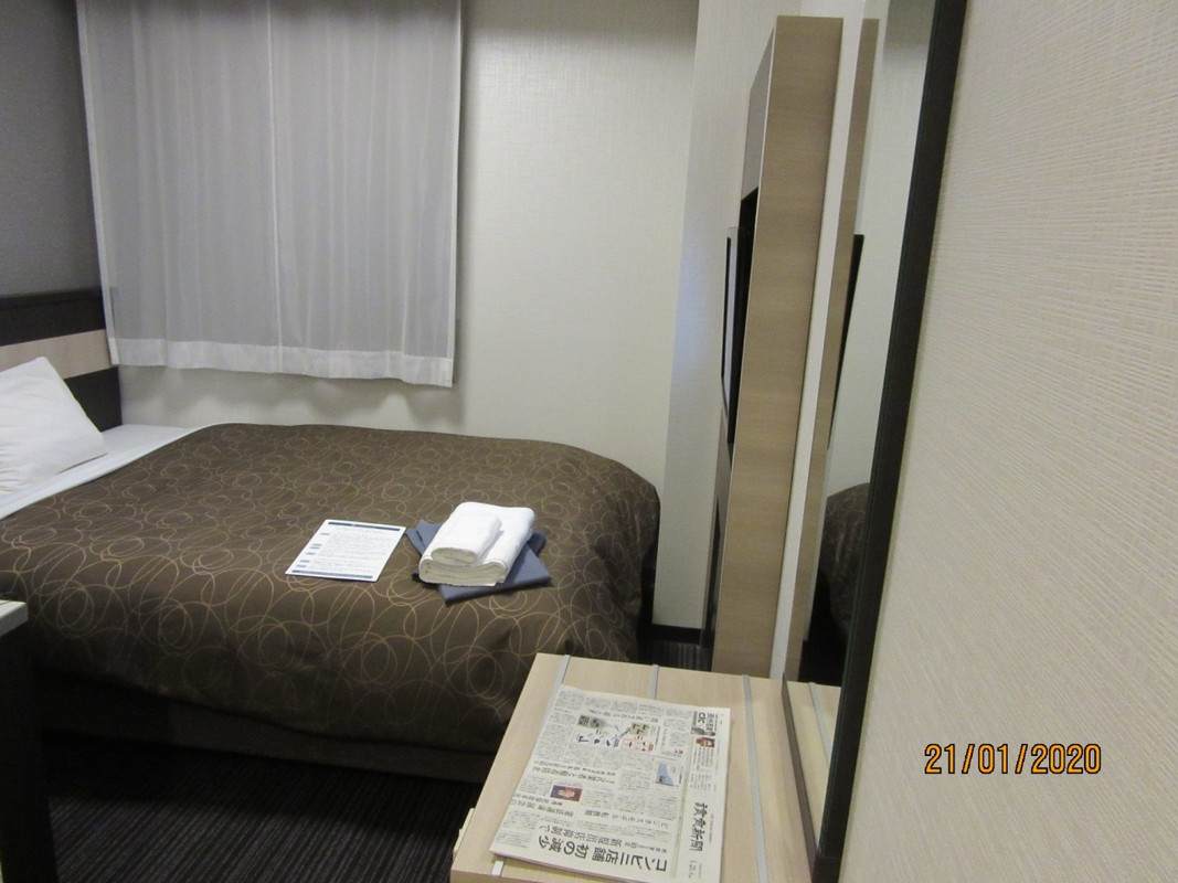 狭すぎる部屋とデスク廻り