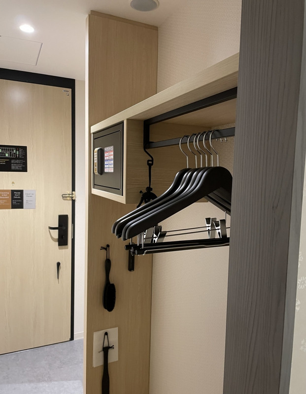 消臭剤あり、引き出しに携帯等の充電ケーブルあり