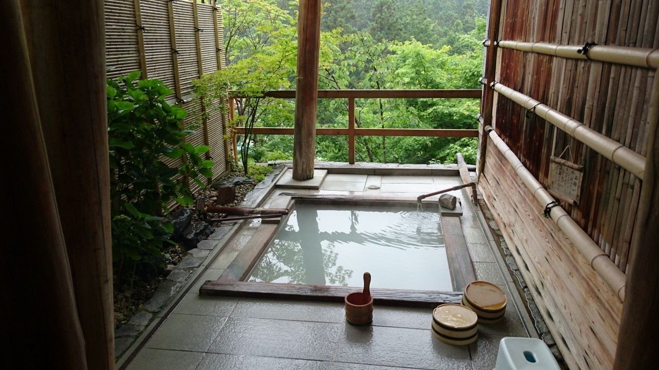 自然に囲まれた老舗旅館の秘湯と景色に癒される3388343