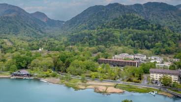 ホテル外観と湯ノ湖 / 1