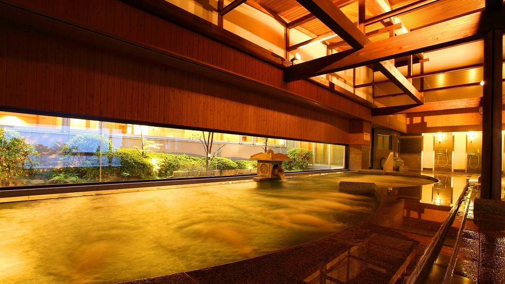 「黄金の湯」を堪能
1,300坪の大浴場 / 2