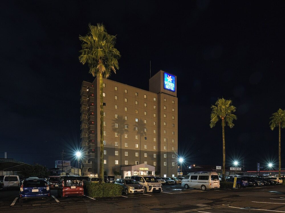 施設の正面 (日没後)