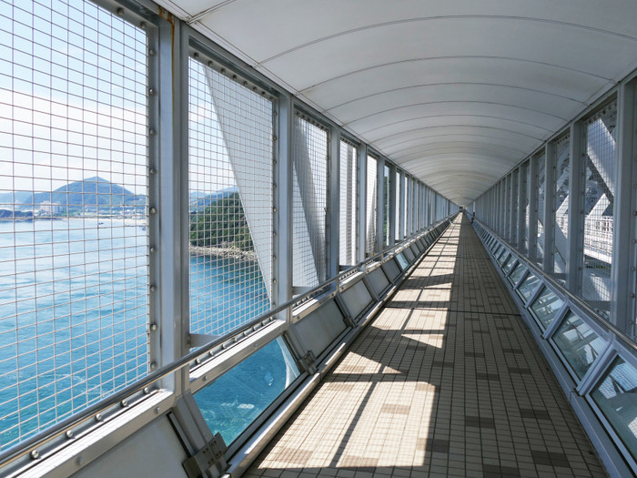 道の左右は網になっているので、海風や海の匂いを感じることができます