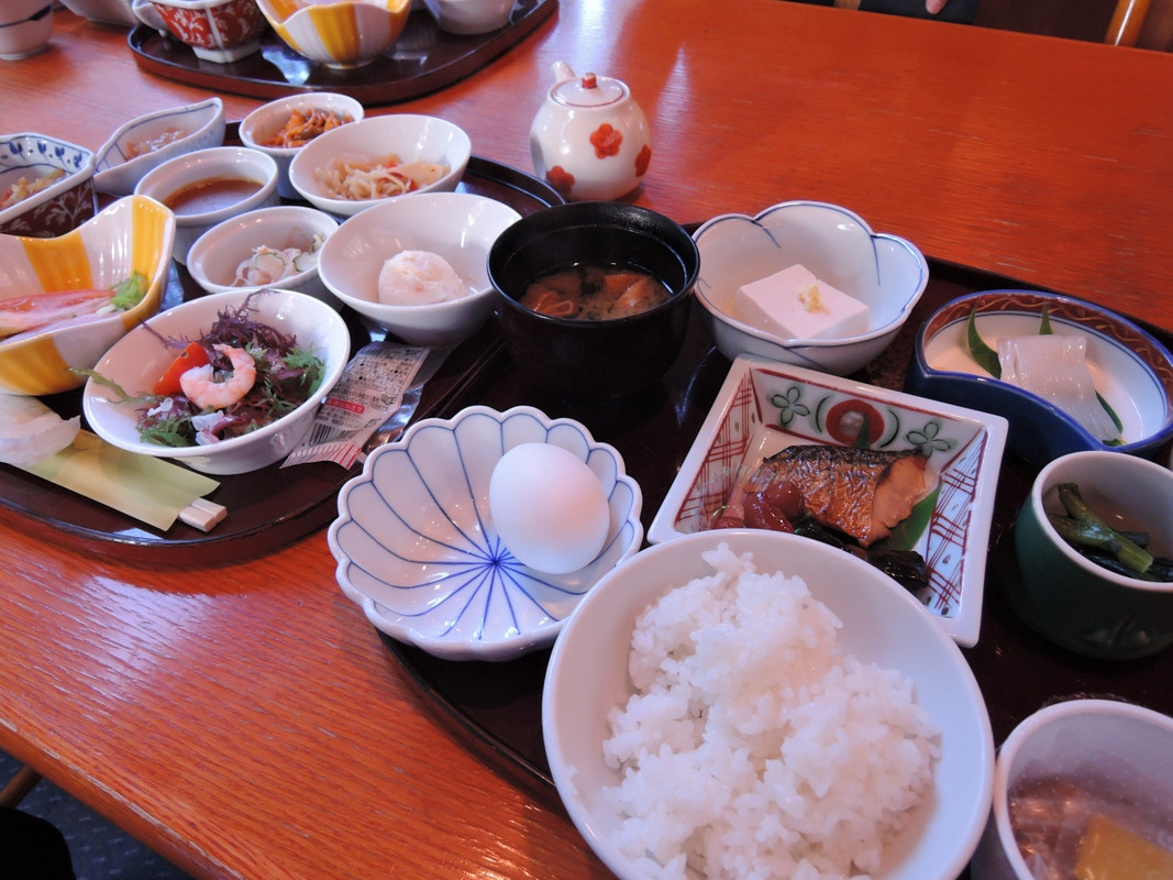 朝食　料理をお皿に盛りつけ