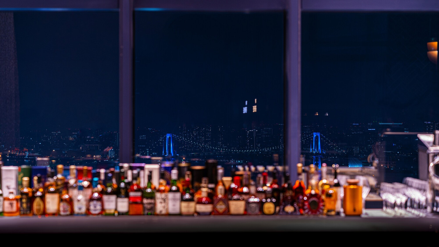 都会を見下ろす天空のレストランで一日が始まる3995961