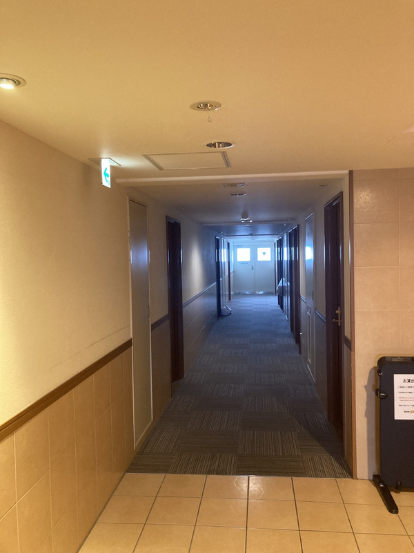 館内、廊下。ここも全般的に暗め