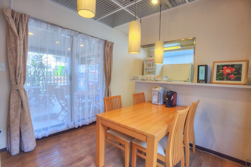 客室内のダイニングエリア