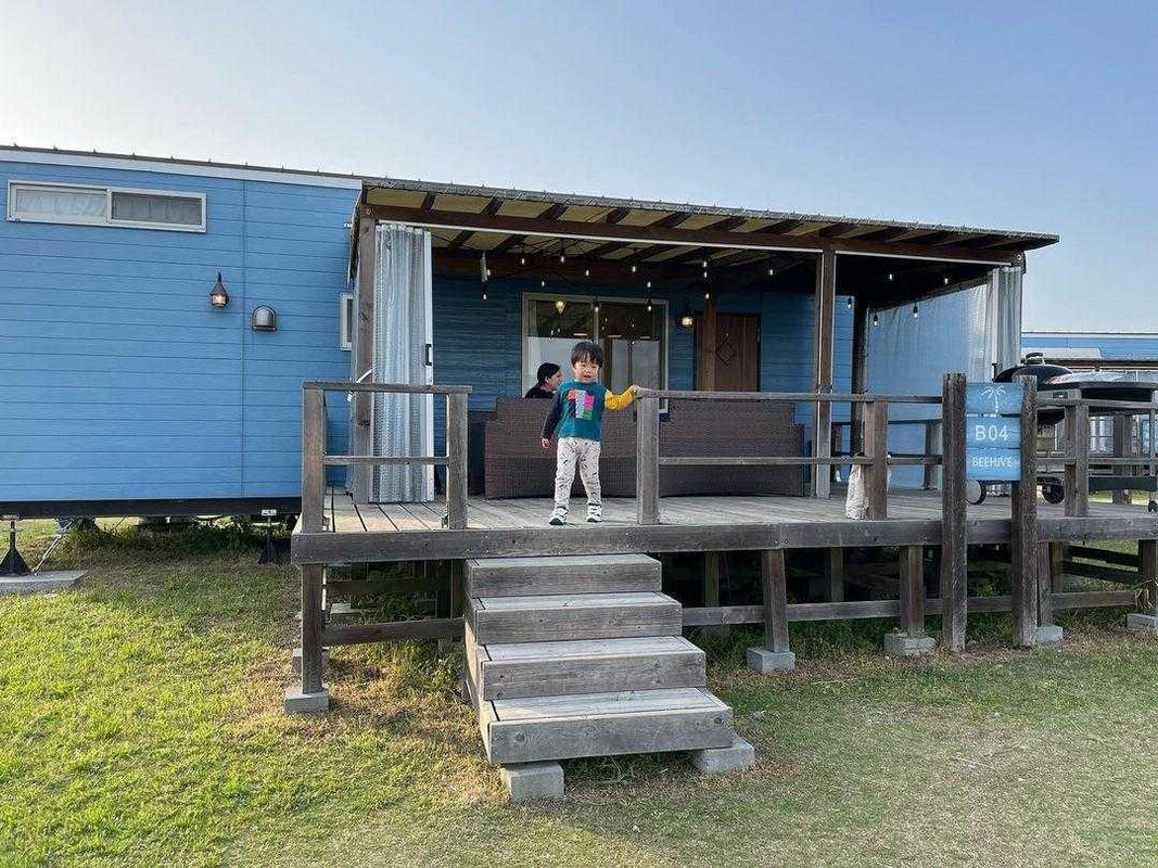 「ファミリートレーラーハウス」の一例。2つのツインルームと布団を敷くことができるロフト付きで、最大8人まで宿泊OK。カップルや2人旅なら「スイートトレーラーハウス」がおすすめ / 1