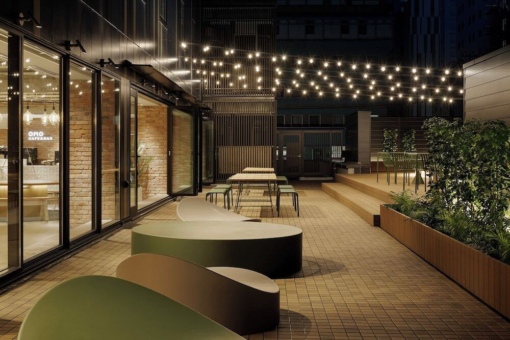 夜の屋外テラスの雰囲気