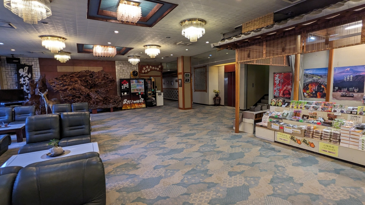 お土産を売っているロビー。滝の流れるお庭が見える