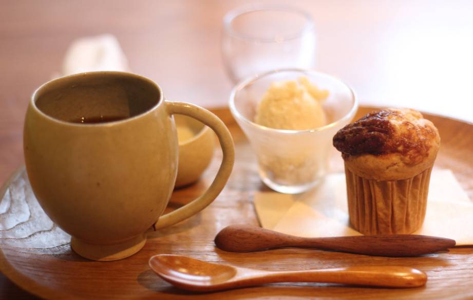 「ババグーリ」の
素朴な茶器で一息 / 2