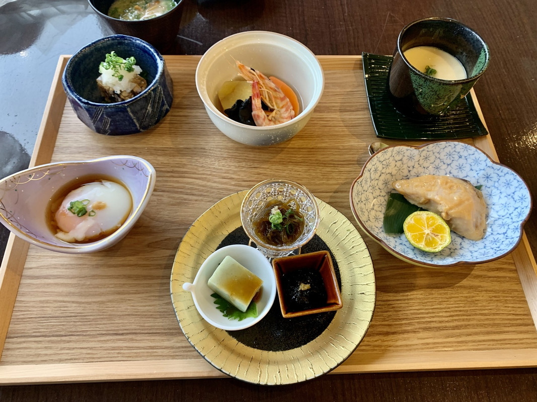 朝食。ハーフバイキングで、サラダやパン、デザートなどはセルフ