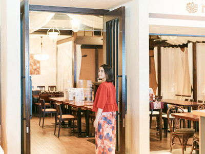 ベトナムのリゾートをイメージした心落ち着く店内。席の間隔もゆったりしているので安心して食事ができますね