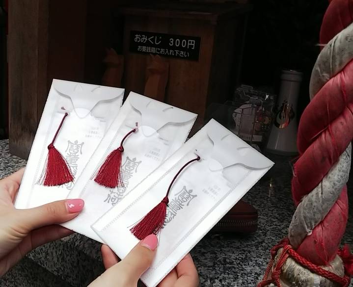 朝の散歩で
街中に佇む神社へ
 / 2