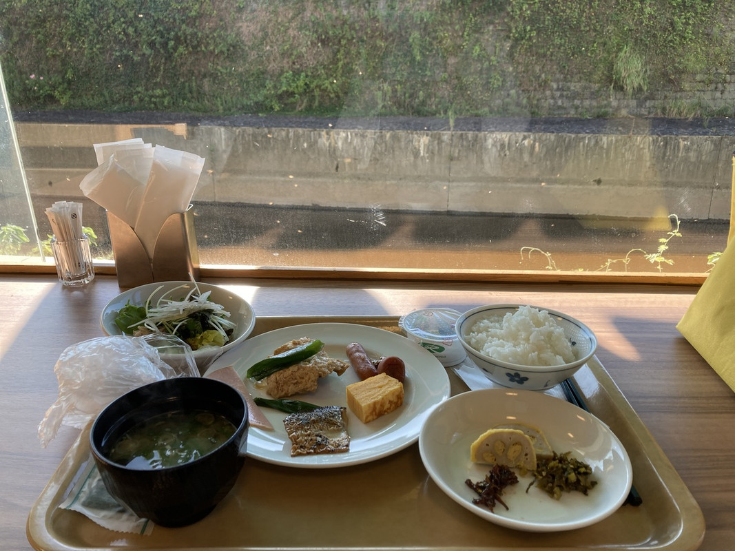 大きな窓の明るいダイニングルームで朝食できました