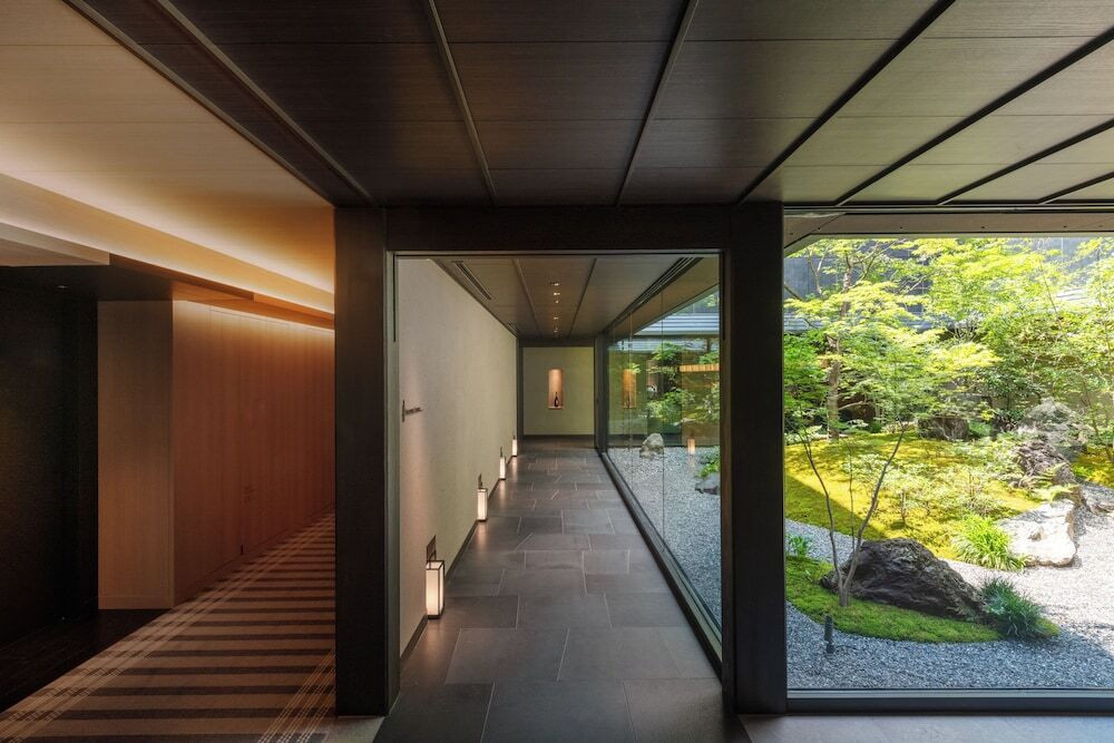 坪庭を望む廊下