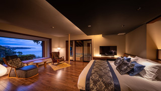 [302] 露天風呂付 キングサイズベッドルーム / 52平米 (禁煙) : 食事処