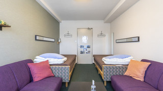 ツインルーム シングルベッド 2 台 共用バスルーム オーシャンビュー